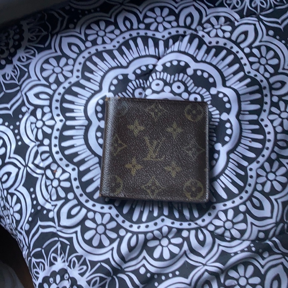 I’m selling my wallet is still in good condition